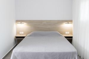 Postel nebo postele na pokoji v ubytování Three Stars Hotel