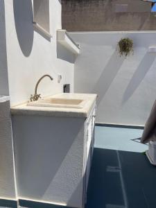 a kitchen with a sink and a blue floor at EGLHOUSE Locazioni brevi in Santa Croce Camerina