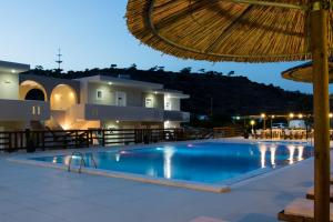 Bazén v ubytování Three Stars Hotel nebo v jeho okolí