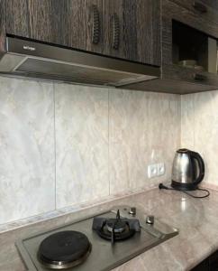een kookplaat in een keuken met een waterkoker bij Apartment Above The Cascade in The Heart of Yerevan in Jerevan