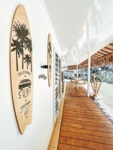 MahinaVaikea Fare的挂在建筑物墙上的冲浪板