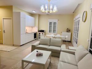 Una cocina o cocineta en Family's house - Villa proche de la vallée village et Disneyland paris ,2 parkings, air condition