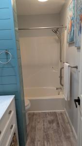 Ein Badezimmer in der Unterkunft Double Take! Renovated Vacation Home