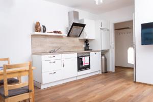 Η κουζίνα ή μικρή κουζίνα στο Ferienwohnung Lohstraße - in TA Bildungszentrum und Bahnhofsnähe