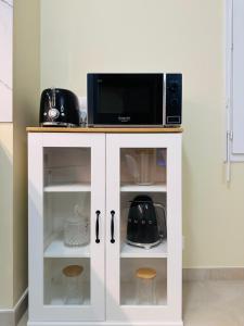 Una televisión o centro de entretenimiento en Family's house - Villa proche de la vallée village et Disneyland paris ,2 parkings, air condition 38 fotos más