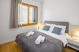 een slaapkamer met een groot bed met twee handdoeken erop bij MAJ - ANA - Luxury Family Apartments with Pool in Poreč +31 foto's