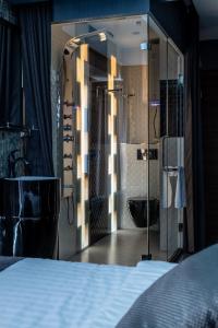 En eller flere senge i et værelse på HIDDEN BANK: DIAMONDS + 73 billeder