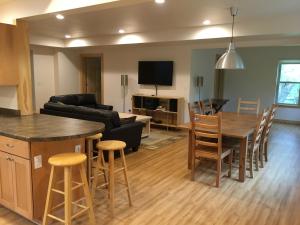 Μια τηλεόραση ή/και κέντρο ψυχαγωγίας στο The Trailhouse