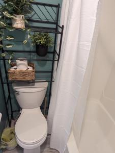 Ein Badezimmer in der Unterkunft Double Take! Renovated Vacation Home