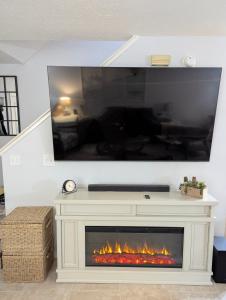 TV/Unterhaltungsangebot in der Unterkunft Double Take! Renovated Vacation Home