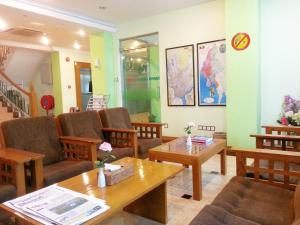A seating area at Grand Laurel Hotel