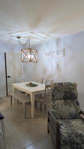 Ein Sitzbereich in der Unterkunft Double Take! Renovated Vacation Home