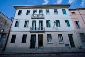 a white building with a porch and a balcony at Affittacamere Ca' Cini in Monselice