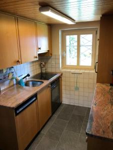 ベルヴァルトにあるChalet Waldesruhの小さなキッチン(シンク付)、窓