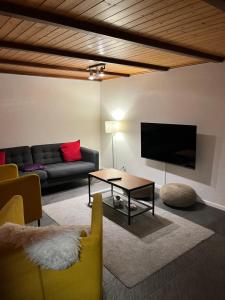 ベルヴァルトにあるChalet Waldesruhのソファとテレビのあるリビングルーム