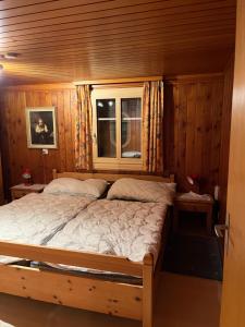 ベルヴァルトにあるChalet Waldesruhの窓付きの木造の部屋のベッド1台