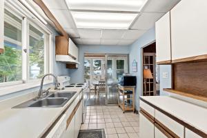 Dapur atau dapur kecil di Blue Yonder - Across from Lake Michigan