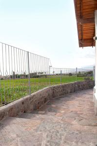 een hek met een veld op de achtergrond bij Mejía CampoMar in Mejia