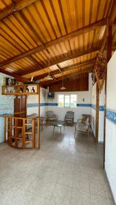 een grote kamer met een tafel en stoelen. bij Mejía CampoMar in Mejia +11 foto's