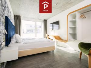 una camera da letto con un letto e una finestra di Tailormade Hotel IDEA Spreitenbach a Spreitenbach