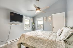 Ένα ή περισσότερα κρεβάτια σε δωμάτιο στο Renovated Ocean City Retreat - Walk to Beach!