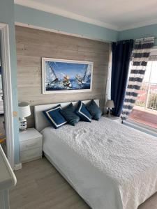 En eller flere senge i et værelse på Due Passi dal Cielo Apartment + 15 billeder