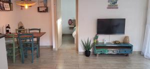 TV a/nebo společenská místnost v ubytování Guesthouse Petit Pré