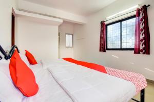 Postel nebo postele na pokoji v ubytování Hotel O Omkar Guest House Near Immaculate Conception Church + 24 fotografií