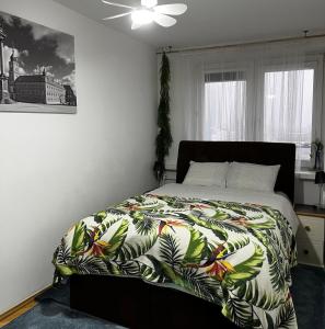 Posteľ alebo postele v izbe v ubytovaní DELUXE WIDOK 24 APARTMENT