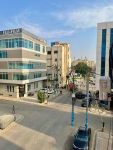 Comfortable 1 & 2 Bedroom Apartment in DHA by Virani في كراتشي: منظر لمدينة بها شارع به سيارات ومباني +36 صورة