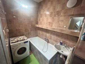 布拉迪斯拉发Apartmán Zuzana的配有洗衣机和水槽的浴室 更多3张照片