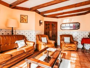 Et opholdsområde på Oliveira's House By Gt House + 29 billeder