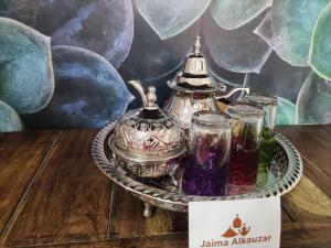 un vassoio con una teiera e tre barattoli su un tavolo di Casa Picasso a Ítrabo Altre 16 foto