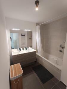 Et badeværelse på Apartment in Ville-la-Grand