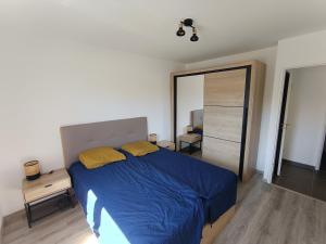 En eller flere senge i et værelse på Apartment in Ville-la-Grand