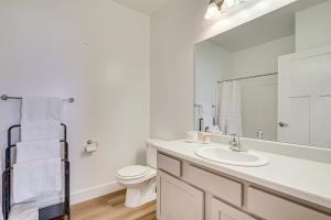 Koupelna v ubytování 15 Mi to Sundance Pet-Friendly Condo in Vineyard + 18 fotografií
