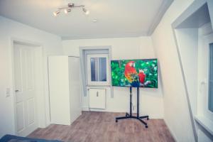 a room with a flat screen tv on a stand at Zentral und komfortabel Ihr Monteurhaus vor Ort in Coburg in Coburg