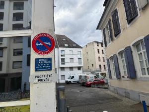 a street sign on a pole in a parking lot at Le Sarsour Appartement Strasbourg Centre in Strasbourg