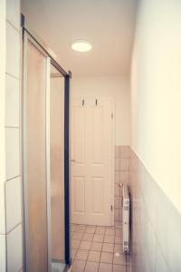 a bathroom with a shower and a white door at Zentral und komfortabel Ihr Monteurhaus vor Ort in Coburg in Coburg