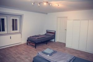 an empty room with two beds and a closet at Zentral und komfortabel Ihr Monteurhaus vor Ort in Coburg in Coburg