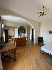 sala de estar de planta abierta con mesa y cocina en Guest rooms, en Leópolis