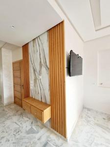 Μια τηλεόραση ή/και κέντρο ψυχαγωγίας στο Elegance Fes Apartment