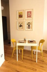 A seating area at La Milanese, Appartamento Moderno con Balcone - Metro Isola a 2 min