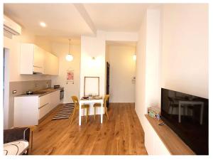 A kitchen or kitchenette at La Milanese, Appartamento Moderno con Balcone - Metro Isola a 2 min