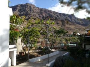 a view of a house with a mountain in the background at Bett 2 im Männer-2-Bettzimmer NUR Männer Only Men SOLO Hombres in Mogán