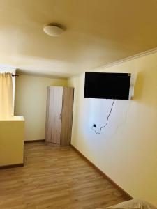 カラマにあるDepartamento Calamaの壁にテレビが付いた部屋