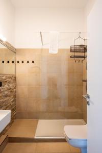 a bathroom with a shower and a toilet and a sink at Airport Apartment für 4 - Smart TV - Küche - eCharger in Hamburg +36 photos