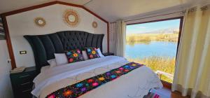 Postel nebo postele na pokoji v ubytování Titicaca Uros Summa Paqari