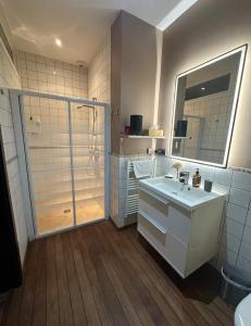 Ένα μπάνιο στο La Liberté, Loft 90 m2 rénové centre-ville, terrasse amenagee, jeux & parking