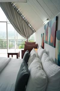 Postel nebo postele na pokoji v ubytování Mirage Waterfall Villa + 28 fotografií
